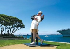 Bức tượng chàng lính Hải quân và cô y tá 