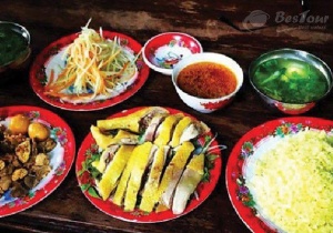 Cơm gà bà Buội - đặc sản Hội An