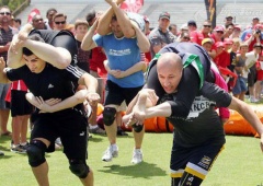 Độc đáo với lễ hội cõng vợ tại Phần Lan