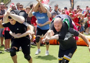 Độc đáo với lễ hội cõng vợ tại Phần Lan