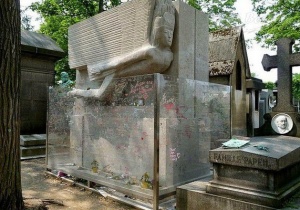 Độc đáo với ngôi mộ nghìn nụ hôn giữa lòng Paris