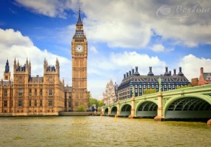 Tòa tháp London đầy kỳ bí sừng sững giữa bầu trời Anh