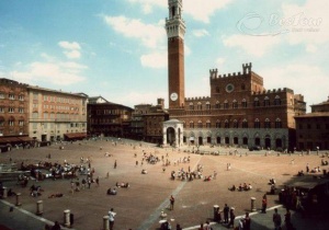Ngỡ ngàng trước quảng trường trung cổ Piazza Del Campo