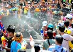 Lễ hội té nước Songkran - Nét đẹp văn hóa Xứ Chùa vàng