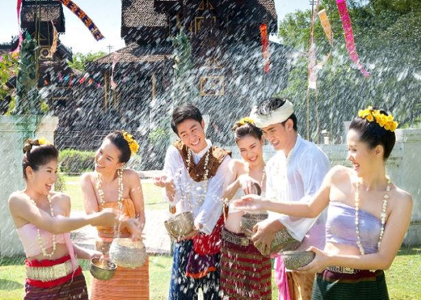 Lễ hội té nước Songkran - Nét đẹp văn hóa Xứ Chùa vàng Lễ hội té nước Songkran - Nét đẹp văn hóa Xứ Chùa vàng
