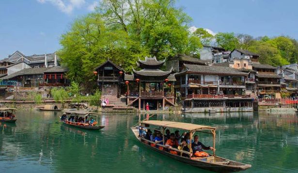 Dòng sông Đà Giang thơ mộng, bình yên giữa lòng Phượng Hoàng cổ trấn Dòng sông Đà Giang thơ mộng, bình yên giữa lòng Phượng Hoàng cổ trấn