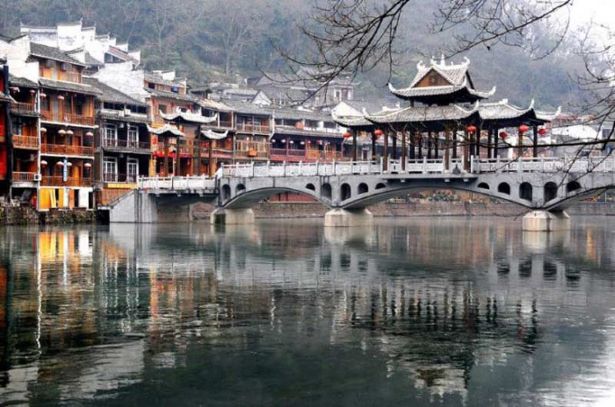 Dòng sông Đà Giang thơ mộng, bình yên giữa lòng Phượng Hoàng cổ trấn Dòng sông Đà Giang thơ mộng, bình yên giữa lòng Phượng Hoàng cổ trấn