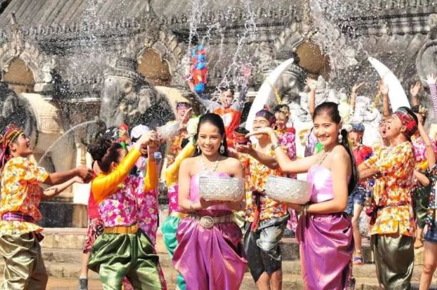 Lễ hội té nước Songkran - Nét đẹp văn hóa Xứ Chùa vàng Lễ hội té nước Songkran - Nét đẹp văn hóa Xứ Chùa vàng