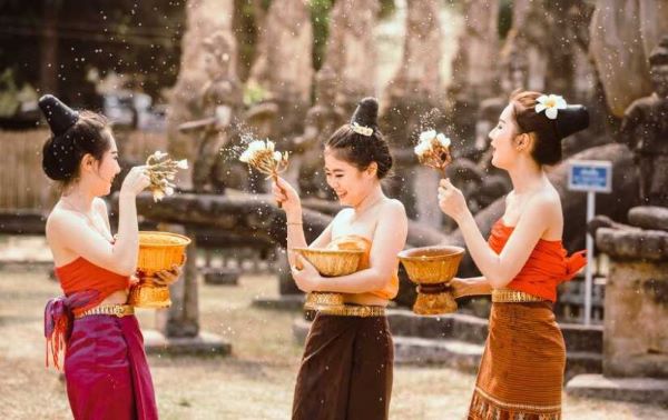 Lễ hội té nước Songkran - Nét đẹp văn hóa Xứ Chùa vàng Lễ hội té nước Songkran - Nét đẹp văn hóa Xứ Chùa vàng