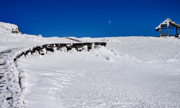 Sáng bừng ánh trắng nơi Núi tuyết Kiệu Tử lộng lẫy Sáng bừng ánh trắng nơi Núi tuyết Kiệu Tử lộng lẫy