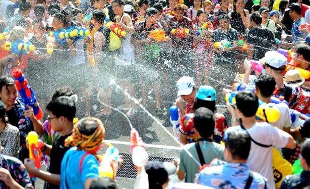 Lễ hội té nước Songkran - Nét đẹp văn hóa Xứ Chùa vàng Lễ hội té nước Songkran - Nét đẹp văn hóa Xứ Chùa vàng
