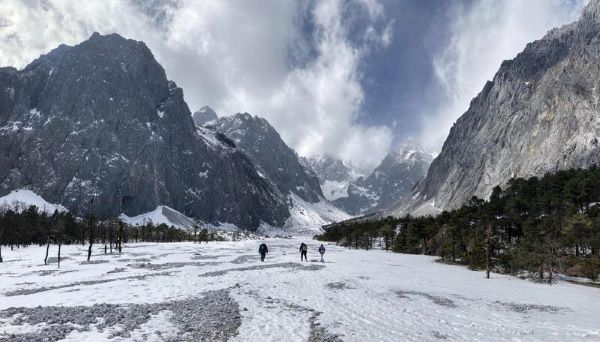 Sáng bừng ánh trắng nơi Núi tuyết Kiệu Tử lộng lẫy Sáng bừng ánh trắng nơi Núi tuyết Kiệu Tử lộng lẫy