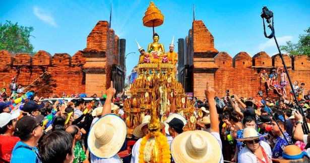 Lễ hội té nước Songkran - Nét đẹp văn hóa Xứ Chùa vàng Lễ hội té nước Songkran - Nét đẹp văn hóa Xứ Chùa vàng