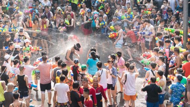 Lễ hội té nước Songkran - Nét đẹp văn hóa Xứ Chùa vàng Lễ hội té nước Songkran - Nét đẹp văn hóa Xứ Chùa vàng