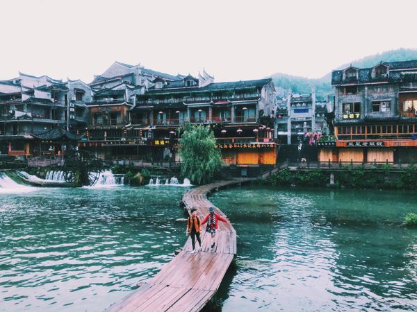 Dòng sông Đà Giang thơ mộng, bình yên giữa lòng Phượng Hoàng cổ trấn Dòng sông Đà Giang thơ mộng, bình yên giữa lòng Phượng Hoàng cổ trấn