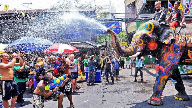 Lễ hội té nước Songkran - Nét đẹp văn hóa Xứ Chùa vàng Lễ hội té nước Songkran - Nét đẹp văn hóa Xứ Chùa vàng