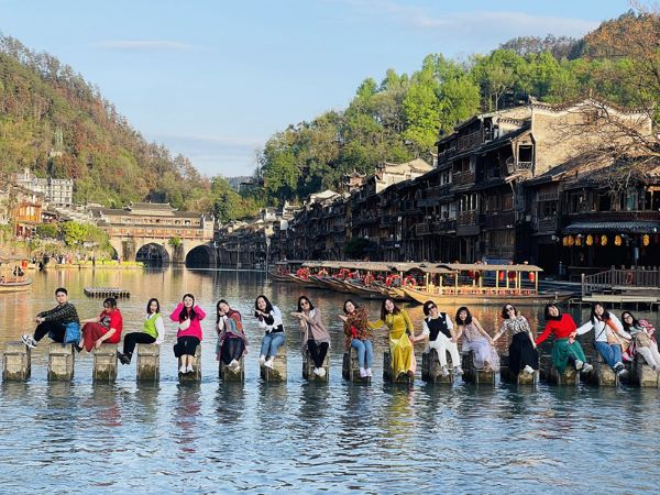 Dòng sông Đà Giang thơ mộng, bình yên giữa lòng Phượng Hoàng cổ trấn Dòng sông Đà Giang thơ mộng, bình yên giữa lòng Phượng Hoàng cổ trấn