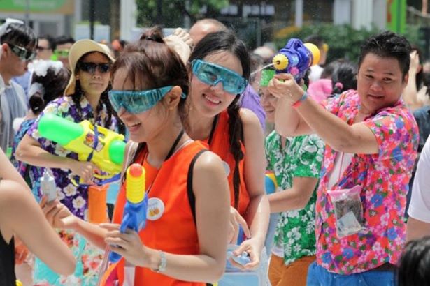 Lễ hội té nước Songkran - Nét đẹp văn hóa Xứ Chùa vàng Lễ hội té nước Songkran - Nét đẹp văn hóa Xứ Chùa vàng