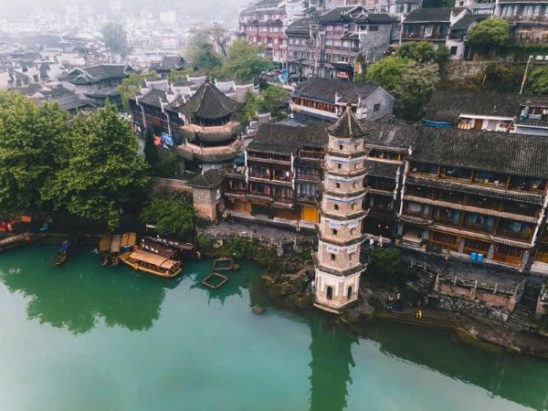 Dòng sông Đà Giang thơ mộng, bình yên giữa lòng Phượng Hoàng cổ trấn Dòng sông Đà Giang thơ mộng, bình yên giữa lòng Phượng Hoàng cổ trấn