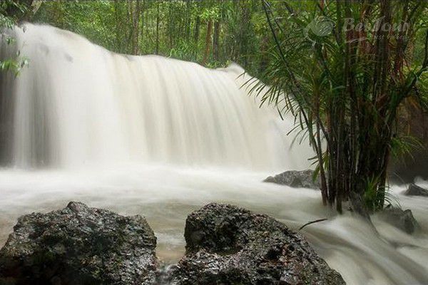 Ngỡ ngàng trước suối Tranh hùng vĩ Ngỡ ngàng trước suối Tranh hùng vĩ