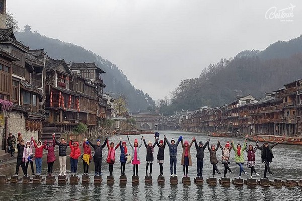 Ký sự Trương Gia Giới - Phượng Hoàng Cổ Trấn Ký sự Trương Gia Giới - Phượng Hoàng Cổ Trấn