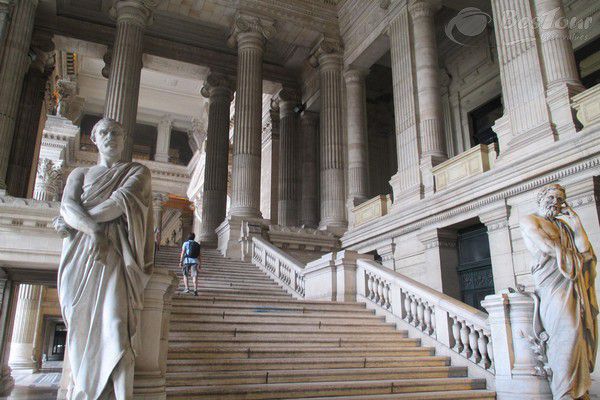 Khám phá vẻ đẹp tráng lệ của cung điện Justice Bỉ Khám phá vẻ đẹp tráng lệ của cung điện Justice Bỉ