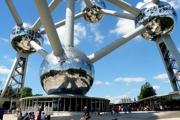 Đài kỷ niệm mô hình Atomium - biểu tượng cho vẻ đẹp hiện đại của Brussels Bỉ Đài kỷ niệm mô hình Atomium - biểu tượng cho vẻ đẹp hiện đại của Brussels Bỉ