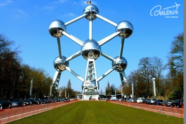 Đài kỷ niệm mô hình Atomium - biểu tượng cho vẻ đẹp hiện đại của Brussels Bỉ Đài kỷ niệm mô hình Atomium - biểu tượng cho vẻ đẹp hiện đại của Brussels Bỉ