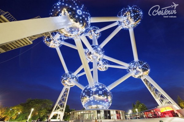 Đài kỷ niệm mô hình Atomium - biểu tượng cho vẻ đẹp hiện đại của Brussels Bỉ Đài kỷ niệm mô hình Atomium - biểu tượng cho vẻ đẹp hiện đại của Brussels Bỉ
