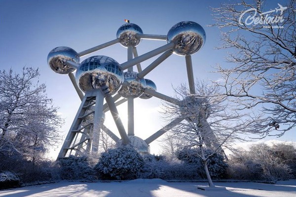 Đài kỷ niệm mô hình Atomium - biểu tượng cho vẻ đẹp hiện đại của Brussels Bỉ Đài kỷ niệm mô hình Atomium - biểu tượng cho vẻ đẹp hiện đại của Brussels Bỉ