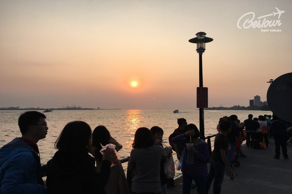 Hoàng hôn bên bến cảng ngư đầu Đạm Thủy Hoàng hôn bên bến cảng ngư đầu Đạm Thủy