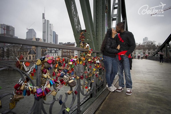 Vẻ đẹp lãng mạn của cây cầu sắt tình yêu Hohenzollern Vẻ đẹp lãng mạn của cây cầu sắt tình yêu Hohenzollern