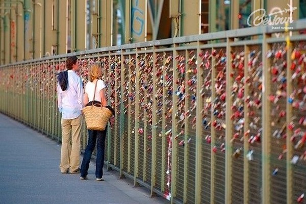 Vẻ đẹp lãng mạn của cây cầu sắt tình yêu Hohenzollern Vẻ đẹp lãng mạn của cây cầu sắt tình yêu Hohenzollern