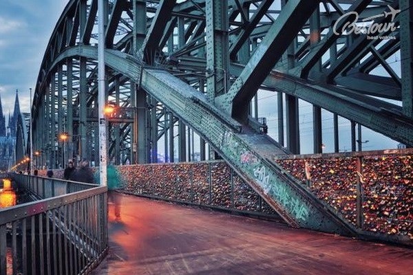 Vẻ đẹp lãng mạn của cây cầu sắt tình yêu Hohenzollern Vẻ đẹp lãng mạn của cây cầu sắt tình yêu Hohenzollern