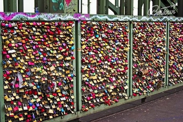 Vẻ đẹp lãng mạn của cây cầu sắt tình yêu Hohenzollern Vẻ đẹp lãng mạn của cây cầu sắt tình yêu Hohenzollern