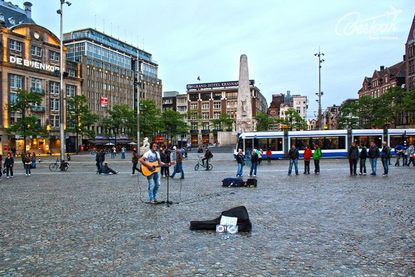 Dam Square Hà Lan - biểu tượng của một Amsterdam sầm suất Dam Square Hà Lan - biểu tượng của một Amsterdam sầm suất