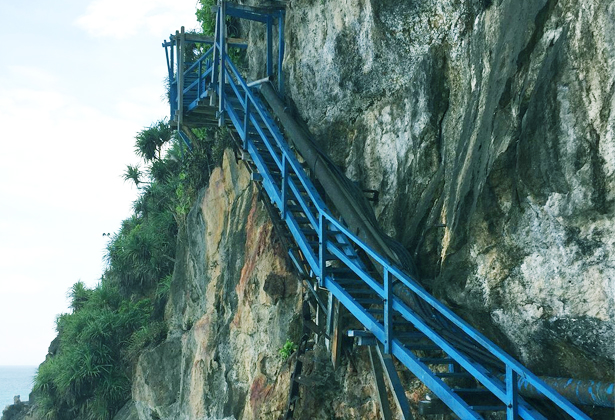 Đường xuống thác Peguyangan