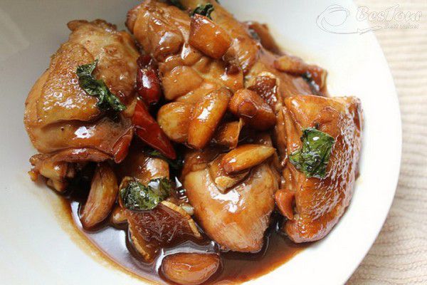 Thơm nức mũi món gà 3 cốc Đài Loan Thơm nức mũi món gà 3 cốc Đài Loan