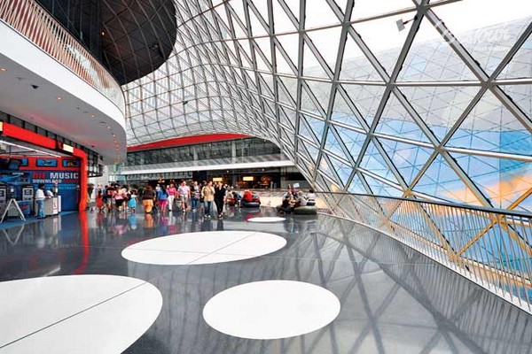 Thỏa ga shopping tại phố mua sắm Zeli, Frankfurt của Đức Thỏa ga shopping tại phố mua sắm Zeli, Frankfurt của Đức