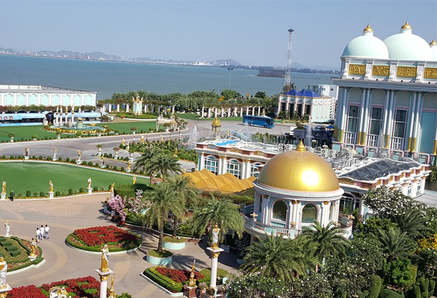 Lâu đài tỷ phú Baan Sukhawadee