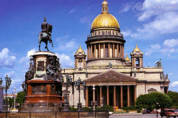 Biểu tượng của thành phố cổ Saint Peterburg - nhà thờ thánh Issac Biểu tượng của thành phố cổ Saint Peterburg - nhà thờ thánh Issac