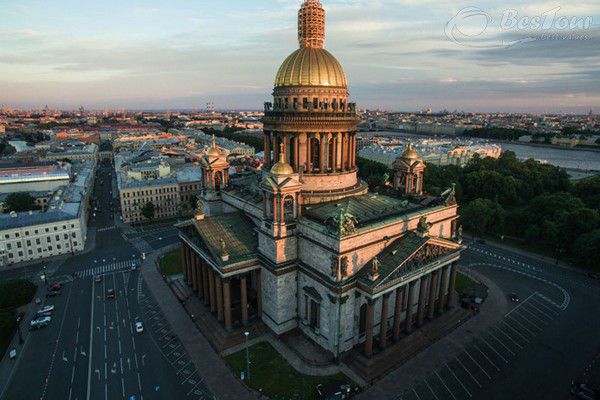 Biểu tượng của thành phố cổ Saint Peterburg - nhà thờ thánh Issac Biểu tượng của thành phố cổ Saint Peterburg - nhà thờ thánh Issac