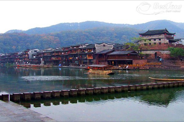 Nét đẹp cổ xưa của Phượng Hoàng cổ trấn Nét đẹp cổ xưa của Phượng Hoàng cổ trấn