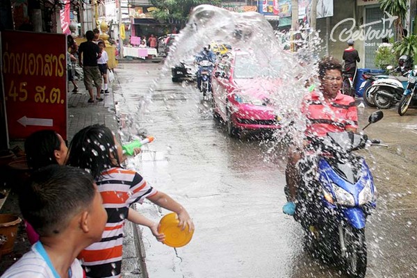 Lễ hội té nước Tết cổ truyền Thái Lan 2020 - Songkran Lễ hội té nước Tết cổ truyền Thái Lan 2020 - Songkran