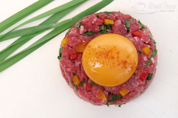 Thử vị đặc biệt của thịt bò sống Steak tartare - Bỉ Thử vị đặc biệt của thịt bò sống Steak tartare - Bỉ