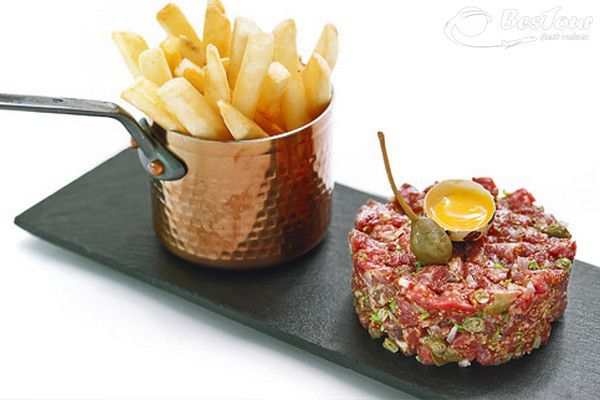 Thử vị đặc biệt của thịt bò sống Steak tartare - Bỉ Thử vị đặc biệt của thịt bò sống Steak tartare - Bỉ