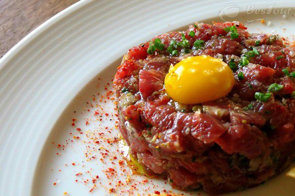 Thử vị đặc biệt của thịt bò sống Steak tartare - Bỉ Thử vị đặc biệt của thịt bò sống Steak tartare - Bỉ